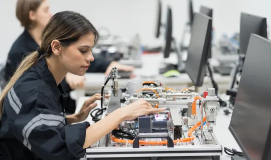 Técnica montando componentes eletrônicos em bancada de laboratório