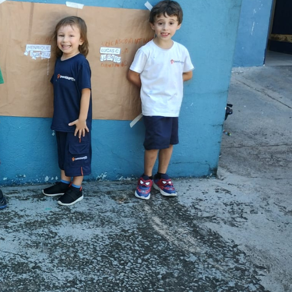 Dois alunos da Educação Infantil no pátio do Colégio Pentágono