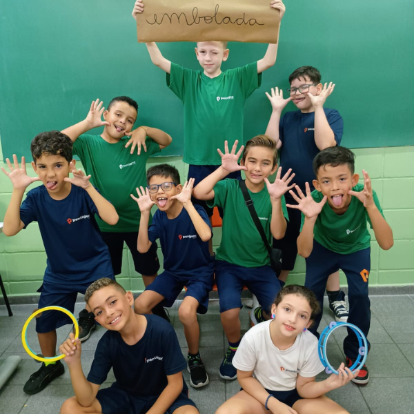 Turma dos Anos Iniciais em atividade de projeto com cartaz e bambolês