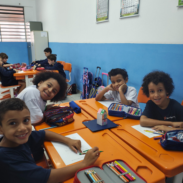 Alunos dos Anos Iniciais sorrindo durante atividade em sala de aula