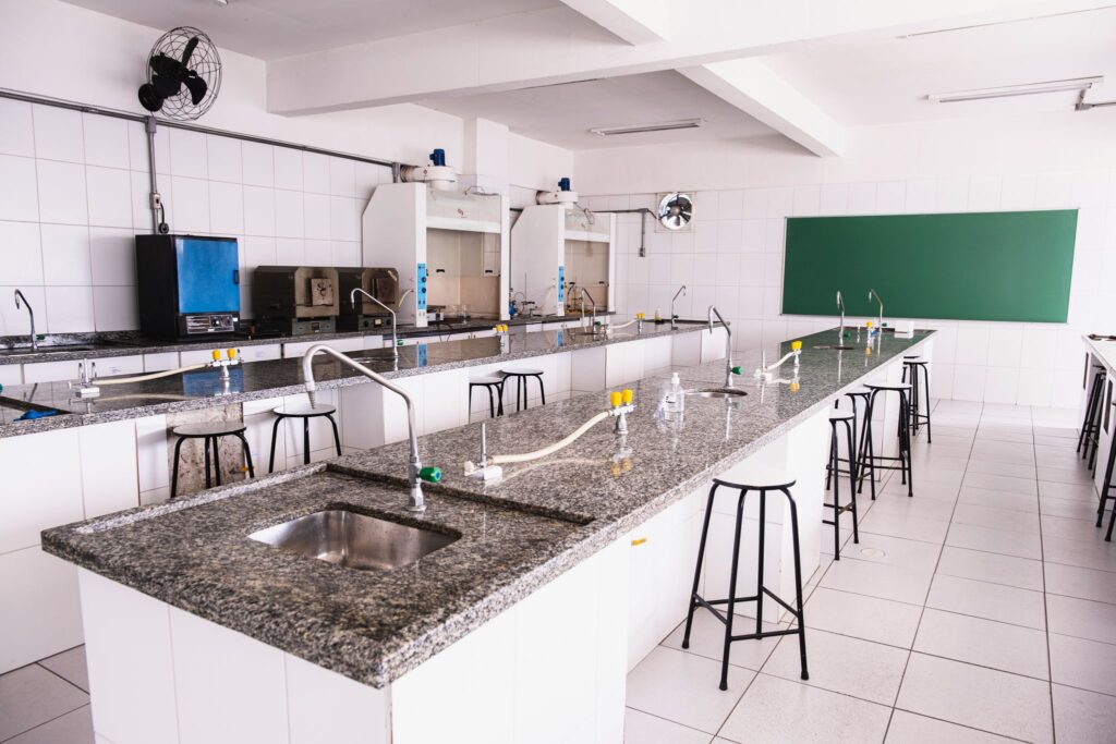 Laboratório de ciências do Colégio Pentágono com bancadas e lousa