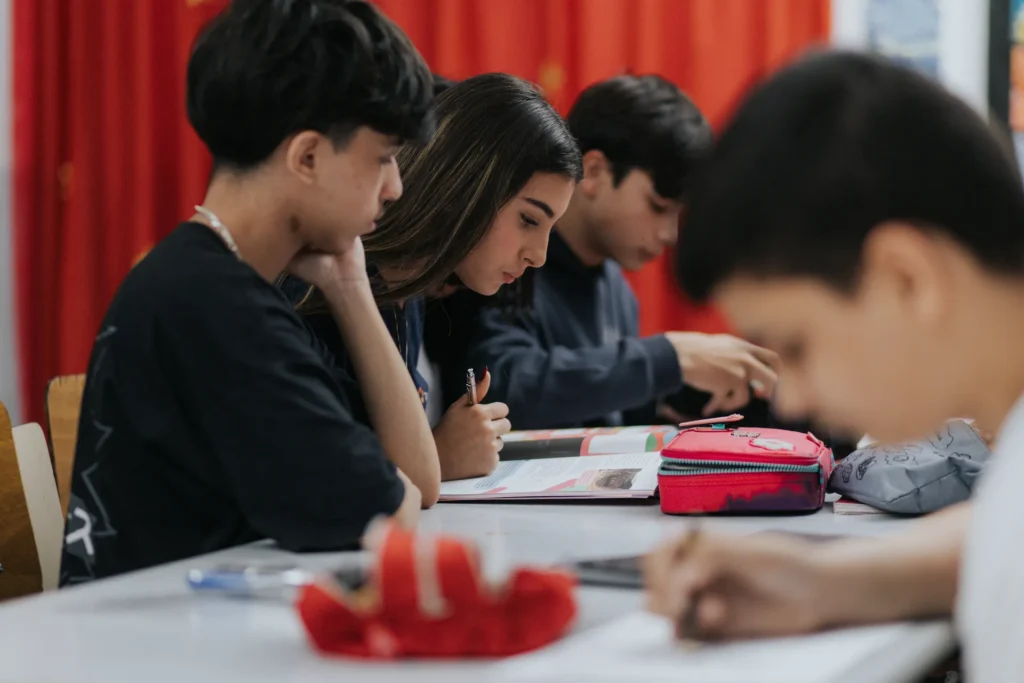 Estudantes do Ensino Médio estudando em sala de aula